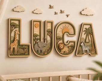Op de afbeelding: Een set van vier houten muurletters die het woord LUCA vormen, met gelaagde safari-dieruitsparingen waaronder een giraf, olifant, leeuw en zebra, geaccentueerd met bomen, een zon, wolken en vogels in tinten beige, bruin en gedempt groen.