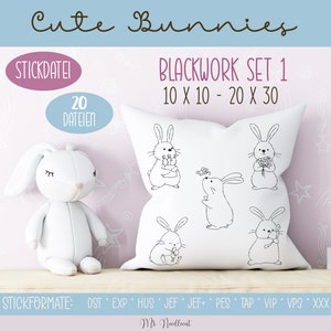 Könnte beinhalten: Ein weißes Kissen mit schwarzer Stickerei von fünf niedlichen Hasen in verschiedenen Posen. Das Kissen befindet sich auf einem rosa Hintergrund mit weißen Sternen. Der Text "BLACKWORK SET 1" und "10 X 10 - 20 X 30" ist oben auf dem Kissen aufgedruckt. Der Text "STICKDATEI" und "20 DATEIEN" ist oben links im Bild aufgedruckt. Der Text "STICKFORMATE: DST EXP HUS JEF JEF+ PES TAP VIP VP3 XXX" ist unten im Bild aufgedruckt.