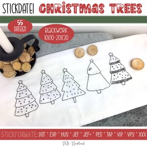 Könnte beinhalten: Ein weißer Stoff mit fünf schwarzen und weißen Stickereien von Weihnachtsbäumen. Der Text "STICKDATEL CHRISTMAS TREES" befindet sich oben im Bild. Der Text "55 DATEIEN" befindet sich in einem roten Kreis. Der Text "BLACKWORK 10X10-20X30" befindet sich unter dem roten Kreis. Der Text "STICKFORMATE: DST EXP HUS JEF JEF+ PES TAP VIP VP3 XXX" befindet sich unten im Bild. Der Text "Ms. Needlecut" befindet sich unten rechts im Bild.
