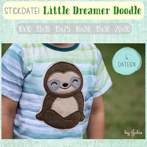May include: A blue and green striped t-shirt with a brown sloth applique. The sloth is sitting with its legs crossed and has a happy expression. The text "STICKDATEI Little Dreamer Doodle" is at the top of the image. The text "10x10 13x18 15x25 16x26 18x30 20x30" is below the title. The text "6 DATEIEN" is in a circle on the right side of the image. The text "by Jules" is at the bottom of the image.