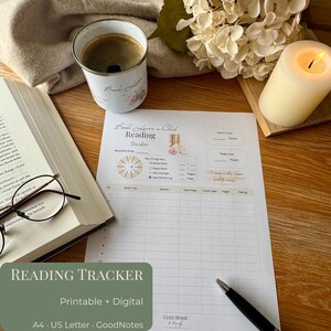 Könnte beinhalten: Ein weißes Lese-Tracker-Blatt aus Papier mit dem Titel Book Lover's Club Reading Tracker, das Abschnitte für Jahresziele, Seitenziele und ein Fortschrittsdiagramm enthält. Das Raster umfasst Spalten für Buchtitel, Autor, Startdatum, Enddatum, Seiten und Bewertung.
