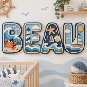 Puede incluir: Cuatro letras de madera grandes y superpuestas que forman la palabra BEAU, cada una con diseños náuticos. La B muestra un cangrejo y olas, la E un faro, la A una estrella de mar y una concha, y la U un velero y un sol, en tonos azul, blanco y beige.