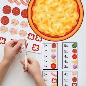 Op de afbeelding: Een papieren knutselactiviteit met een grote geïllustreerde pizzabasis en meerdere vellen met uit te knippen toppings, waaronder pepperoni, champignons, spek, paprika, uien, tomaten en spinazie, met een gids voor de hoeveelheden.