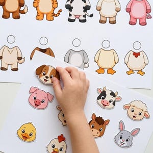 Puede incluir: Una hoja de actividades imprimible con cuerpos de animales de dibujos animados con espacios circulares vacíos para las cabezas, junto a una hoja separada con varios recortes de cabezas de animales incluyendo perro, cerdo, vaca, oveja, caballo, conejo, pato y pollo.