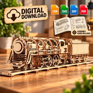 Op de afbeelding: Een houten model van een stoomlocomotief op rails met een opengewerkt tandwielontwerp. De afbeelding bevat de tekst DIGITAL DOWNLOAD en ASSEMBLY GUIDE INCLUDED, samen met iconen voor CDR, SVG, DXF en PDF bestandsformaten en een handleiding.