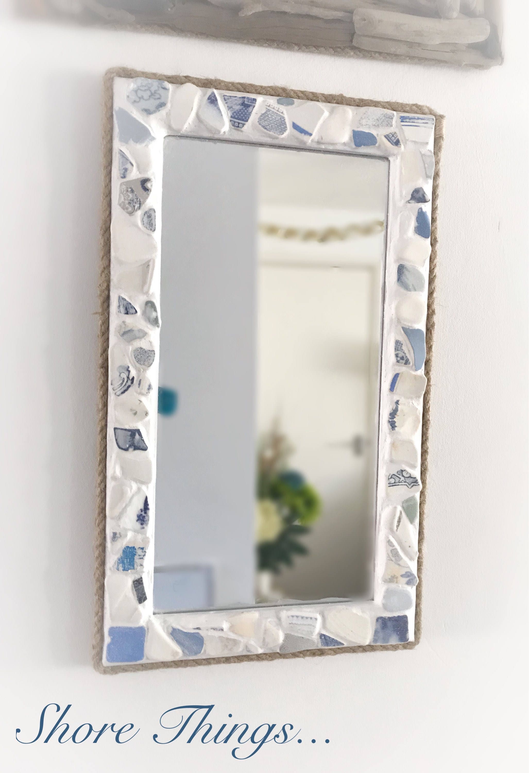 Décoration d'intérieur nautique, miroir en poterie de mer, miroir bleu et blanc, 15 x 9 pouces, fabriqué sur l'île de Wight, maison de plage