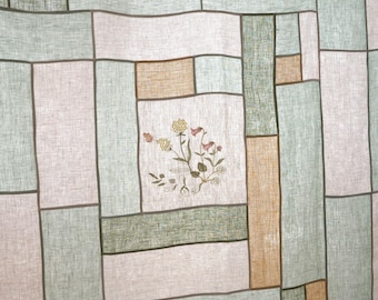Rideau en lin patchwork style campagne française avec broderie florale | Panneau de fenêtre vert sauge et beige style cottagecore | Rideaux style ferme shabby chic