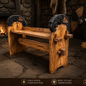 Könnte beinhalten: Eine Holzbank mit natürlicher Maserung, die dunkle, geschnitzte Schnörkel an den Seitenteilen mit einem goldenen Knotenmuster aufweist. Der Text lautet HANDCRAFTED VIKING BENCH, RUSTIC • DURABLE • UNIQUE, und AYN HANDICRAFT HANDCRAFTED WOODWORK EST. 2014.