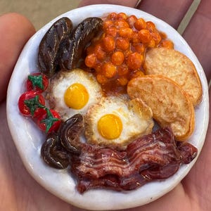 Imán de comida para el desayuno inglés – Miniatura hecha a mano con arcilla polimérica