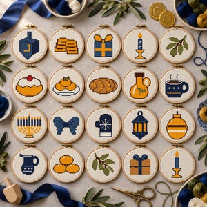 Op de afbeelding: Een verzameling van twintig ronde houten borduurringen met kruissteekontwerpen van feestelijke en seizoensgebonden iconen, waaronder een dreidel, geschenkdozen, kaarsen, een menora, een mok, een lantaarn en diverse etenswaren op witte stof.
