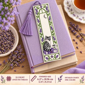 Op de afbeelding: Een rechthoekige kruissteek boekenlegger met een grijze cyperse kat die op een boek naast een kopje zit, omlijst door groene ranken en paarse lavendelbloemen, met een paars kwastje. De afgewerkte maat is 6,27 bij 20,96 cm.
