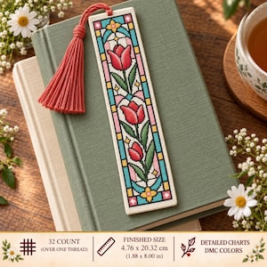 Può includere: Un segnalibro rettangolare a punto croce con un motivo a vetrata raffigurante tulipani rossi, foglie verdi e dettagli blu. Include una nappa color corallo. La dimensione finita è di 4,76 per 20,32 cm, come indicato nel testo.