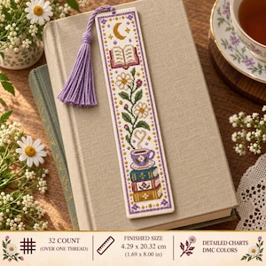 Può includere: Un segnalibro rettangolare a punto croce con un disegno verticale che raffigura una mezzaluna, un libro aperto, una pianta fiorita e una tazza da tè su una pila di libri. Include una nappa viola e misura 4,29 per 20,32 cm.