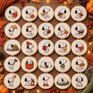 Pode incluir: Uma coleção de vinte e cinco bastidores de bordado circulares de madeira com Snoopy em várias cenas temáticas de outono, incluindo folhas, abóboras, bolotas e acessórios sazonais como cachecóis, gorros e botas em tecido branco.