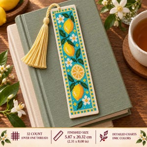 Può includere: Un segnalibro rettangolare a punto croce con un vivace motivo di limoni gialli, foglie verdi e fiori bianchi su sfondo blu brillante, rifinito con una nappa giallo pallido. Il segnalibro misura 5,87 per 20,32 cm.