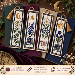 Puede incluir: Cuatro marcapáginas rectangulares de punto de cruz con motivos botánicos y celestiales, incluyendo una polilla, un helecho, una flor y tulipanes. Cada marcapáginas tiene una borla dorada y mide 5,95 por 19,37 cm, sobre varios libros.