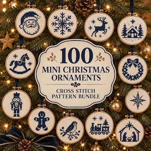 Könnte beinhalten: Eine Sammlung von 100 Mini-Weihnachtsornamenten mit blauen Kreuzstichmustern auf weißem Stoff, präsentiert in runden Holzrahmen. Das zentrale Schild trägt die Aufschrift 100 MINI CHRISTMAS ORNAMENTS CROSS STITCH PATTERN BUNDLE.