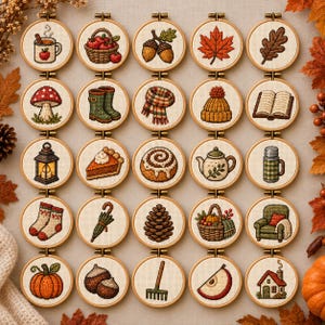 Könnte beinhalten: Eine Sammlung von fünfundzwanzig runden Holzstickrahmen, die jeweils ein einzigartiges Kreuzstichmotiv mit herbstlichen Motiven wie Kürbissen, Blättern, Eicheln, einer Laterne, einem gemütlichen Sessel, einem Apfelkorb und einem Haus zeigen.