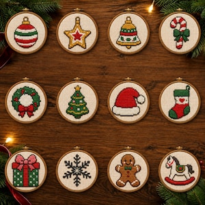 Könnte beinhalten: Zwölf runde Holzstickrahmen mit Kreuzstichmotiven zu Weihnachten, darunter eine Christbaumkugel, ein Stern, eine Glocke, eine Zuckerstange, ein Kranz, ein Tannenbaum, eine Weihnachtsmannmütze, ein Strumpf, ein Geschenk, eine Schneeflocke, ein Lebkuchenmann und ein Schaukelpferd.