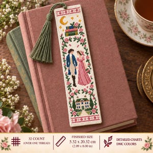 Può includere: Un segnalibro rettangolare a punto croce raffigurante una coppia in abiti storici, una pila di libri, una luna crescente e una casa, incorniciati da tralci di fiori rosa. Include una nappa verde salvia e misura 5,32 x 20,32 cm.