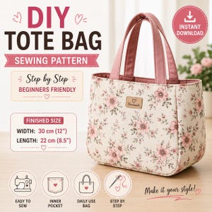 Könnte beinhalten: Ein DIY-Tragetaschen-Schnittmuster mit einer cremefarbenen Tasche mit rosa Blumenmuster, zwei rosa Henkeln und einem kleinen rechteckigen Etikett mit der Aufschrift Handmade. Der Text umfasst DIY TOTE BAG SEWING PATTERN, FINISHED SIZE WIDTH: 30 cm, LENGTH: 22 cm und INSTANT DOWNLOAD.