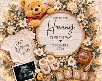 Può includere: Una lavagna rotonda con lettere con il testo OUR LITTLE! Hunny IS ON THE WAY! DECEMBER 202X, un peluche a forma di orso giallo, un body per neonati color crema con la scritta BABY WILLIAMS, scarpine all'uncinetto, un vasetto di miele ed ecografia.