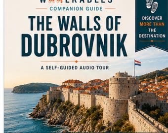 Puede incluir: Una portada de guía cuadrada titulada WAALKABLES COMPANION GUIDE THE WALLS OF DUBROVNIK A SELF-GUIDED AUDIO TOUR. Muestra una fortaleza costera de piedra, edificios con tejados naranjas y la bandera croata. Incluye iconos para caminar, escuchar y descubrir.