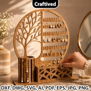 Peut inclure: Un présentoir à bijoux circulaire en bois avec un motif d'arbre découpé au laser sur la gauche et plusieurs rangées de fentes pour boucles d'oreilles sur la droite. La base comprend un support cylindrique et un plateau rectangulaire.