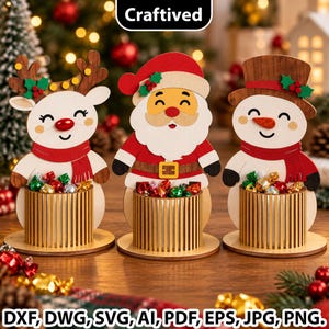 Könnte beinhalten: Drei weihnachtliche Süßigkeitenhalter aus Holz in Form eines Rentiers, des Weihnachtsmanns und eines Schneemanns. Jede Figur steht auf einem runden Sockel und hält einen zylindrischen Behälter mit vertikalen Lamellen, gefüllt mit bunten Bonbons.