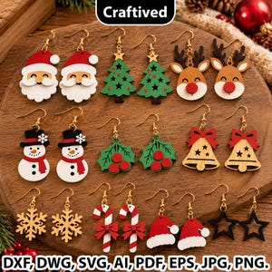 Puede incluir: Una colección de pendientes colgantes de madera con temática navideña que incluyen diseños de Papá Noel, árboles de Navidad, renos, muñecos de nieve, acebo, campanas, copos de nieve, bastones de caramelo, gorros y estrellas.