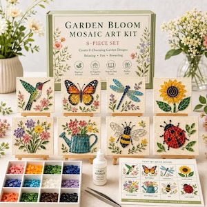 Può includere: Un kit artistico a mosaico Garden Bloom da 8 pezzi con otto pannelli quadrati raffiguranti un colibrì, una farfalla, una libellula, un girasole, fiori, un annaffiatoio, un'ape e una coccinella. Include un vassoio con tessere, colla e una guida.