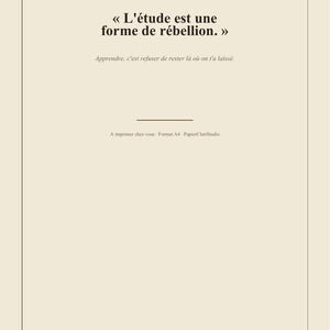 Può includere: Una stampa rettangolare su sfondo beige chiaro con testo nero. In alto si legge L'ÉTUDE, COMME UN ART. Sotto c'è la citazione L'étude est une forme de rébellion. seguita da Apprendre, c'est refuser de rester là où on t'a laissé. e PapierClairStudio.