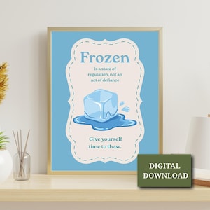 Könnte beinhalten: Ein rechteckiger Wandkunstdruck mit hellblauem Hintergrund und einem cremefarbenen Etikett in der Mitte. Er zeigt eine Illustration eines blauen Eiswürfels und den Text: Frozen is a state of regulation, not an act of defiance. Give yourself time to thaw.