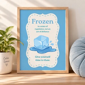 Może przedstawiać: Oprawiony wydruk artystyczny z jasnoniebieskim tłem i kremową etykietą pośrodku. Tekst brzmi: Frozen is a state of regulation, not an act of defiance. Give yourself time to thaw. Niebieska kostka lodu leży w kałuży wody.