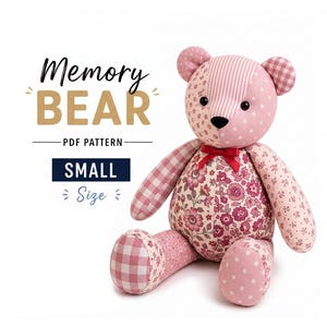 Könnte beinhalten: Ein Stoffbär aus Patchwork-Stoff in verschiedenen Rosatönen mit Blumen-, Punkt- und Karomustern. Ein rotes Band ist um den Hals gebunden. Der Text lautet: Memory BEAR PDF PATTERN SMALL Size.