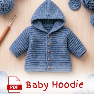 Puede incluir: Una sudadera con capucha para bebé tejida a ganchillo en color azul, con textura acanalada, capucha y cinco botones de madera marrón claro en la parte delantera. Se muestra junto a un ganchillo de madera y ovillos de lana, con el texto Baby Hoodie.