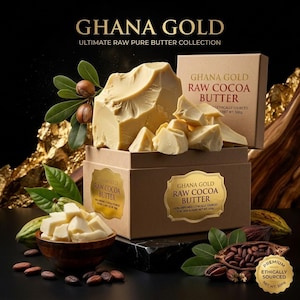 Könnte beinhalten: Eine Schachtel Ghana Gold rohe Kakaobutter mit einem großen Stück und kleineren Stücken hellgelber Butter. Die Verpackung zeigt den Text Ghana Gold Raw Cocoa Butter, 100% unraffiniert, ethisch bezogen und Nettogewicht 500g, mit Kakaoschoten.