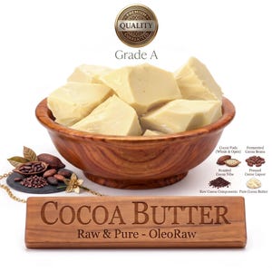 Könnte beinhalten: Eine Holzschale gefüllt mit Stücken aus hellgelber Kakaobutter. Darüber befindet sich ein goldenes Siegel mit der Aufschrift Premium Quality Guaranteed Grade A. Darunter steht auf einer Holzplakette COCOA BUTTER Raw & Pure - OleoRaw.