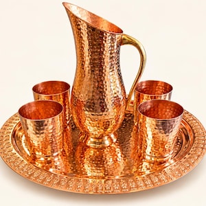 Handhamrad kanna i ren koppar med 4 glas och bricka, indiskt dricksglas