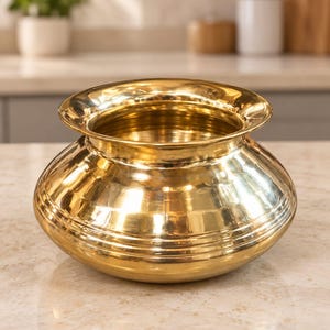 Olla Lota tono dorado, recipiente metálico tradicional de estilo indio, elemento decorativo para el hogar.