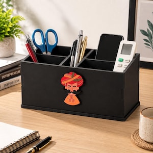 Suporte de madeira para controle remoto com 5 compartimentos | Suporte para controle remoto de sala de estar, TV e ar-condicionado | Organizador de mesa e artigos de papelaria 5 em 1 | Design Rajasthan preto