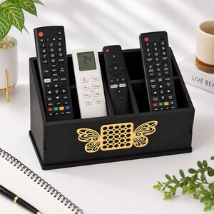 Suporte de madeira para controle remoto com 5 compartimentos | Suporte GKD para controle remoto de TV e ar-condicionado | Organizador de mesa e artigos de papelaria 5 em 1 | Design de borboleta preta