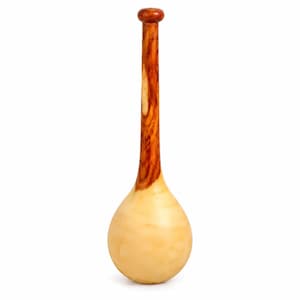 Könnte beinhalten: Ein Holzschläger mit einer runden, bauchigen Basis und einem langen, schlanken Hals. Die Basis ist in einem hellen, blassen Cremeton gehalten und glatt verarbeitet, während der Hals und der kleine, abgerundete Kopf eine dunkle Holzmaserung aufweisen.