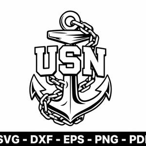 Puede incluir: Una ilustración gráfica en blanco y negro de un ancla de barco envuelta en una pesada cadena de metal. Las letras USN se muestran de forma prominente en una fuente de estilo bloque en negrita sobre el centro del ancla. El diseño presenta líneas limpias.