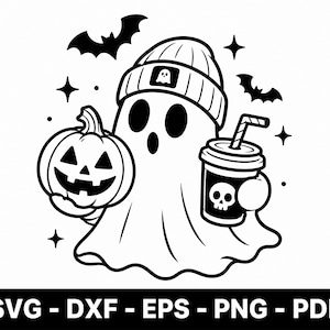 Puede incluir: Una ilustración gráfica en blanco y negro de un fantasma con un gorro que tiene un pequeño icono de fantasma. El fantasma sostiene una calabaza y un vaso con un diseño de calavera y pajita. Murciélagos y estrellas rodean la figura. Texto: SVG - DXF - EPS - PNG - PDF.