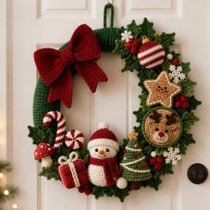 Puede incluir: Una corona de Navidad de ganchillo hecha a mano con un gran lazo rojo, un muñeco de nieve central, un bastón de caramelo, un regalo, una estrella de jengibre, un reno, un árbol de Navidad, bayas rojas y copos de nieve blancos sobre base verde.