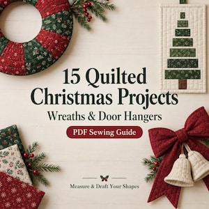 Op de afbeelding: Een PDF-naaigids getiteld 15 Quilted Christmas Projects Wreaths & Door Hangers met een doorgestikte krans, een rechthoekige wandhanger met een boomontwerp, stofstalen en een grote rode strik met twee kleine doorgestikte klokjes.