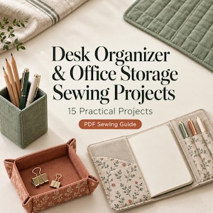 Può includere: Una guida di cucito in PDF intitolata Desk Organizer & Office Storage Sewing Projects con 15 progetti pratici. L'immagine mostra un portapenne in tessuto verde, un vassoio in tessuto color terracotta con motivi floreali e una copertina per taccuino.