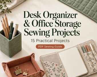 Może przedstawiać: Przewodnik krawiecki w formacie PDF zatytułowany Desk Organizer & Office Storage Sewing Projects zawierający 15 praktycznych projektów. Obraz przedstawia zielony materiałowy przybornik na długopisy, terakotową tackę w kwiaty oraz pasującą okładkę na notatnik.