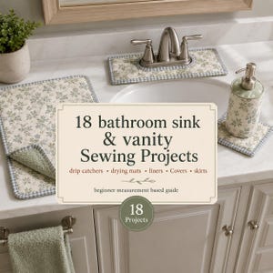 Peut inclure: Un guide numérique intitulé 18 bathroom sink & vanity Sewing Projects présentant des attrape-gouttes, tapis de séchage, doublures, housses et jupes. La couverture montre un meuble-lavabo avec des accessoires en tissu floral et un savon.
